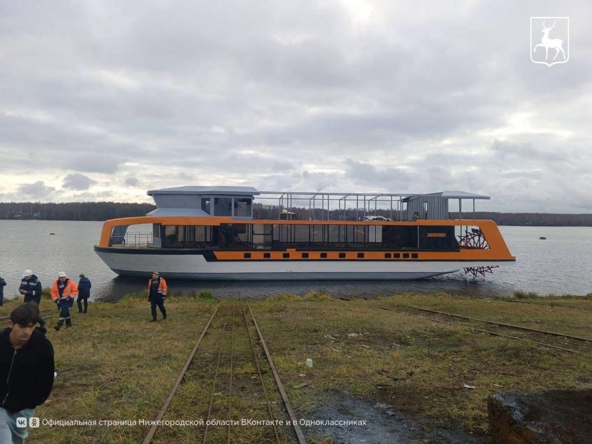 В Нижнем Новгороде спустили на воду судно с современной колёсной системой движения