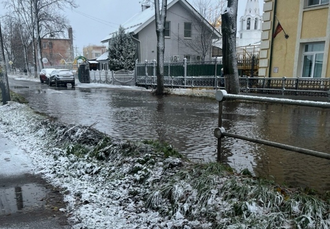 Борчане жалуются на большую лужу около Сергиевской слободы
