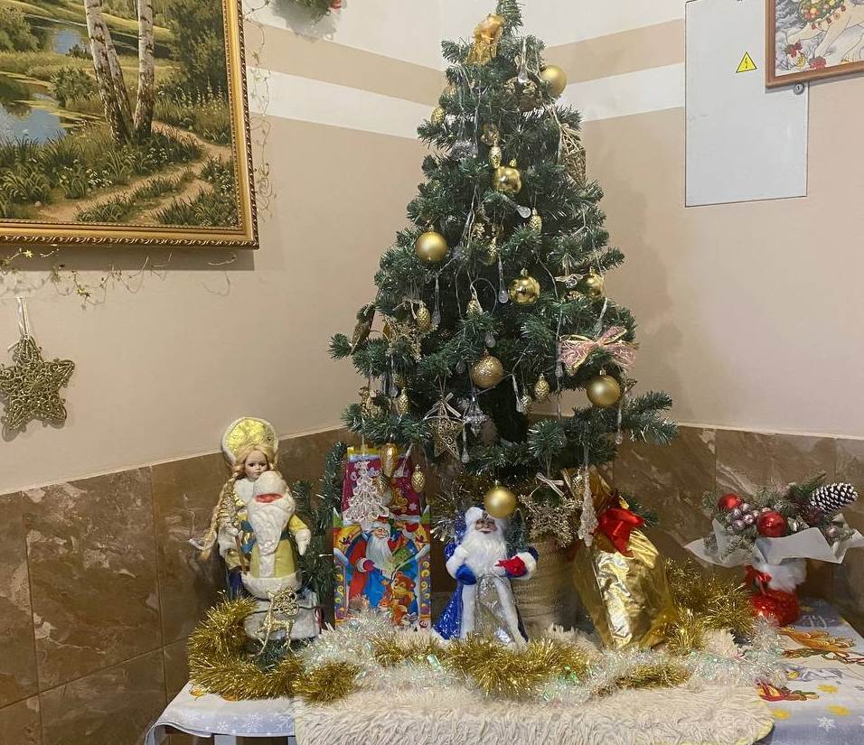 Заходишь в подъезд, а там такая красота новогодняя