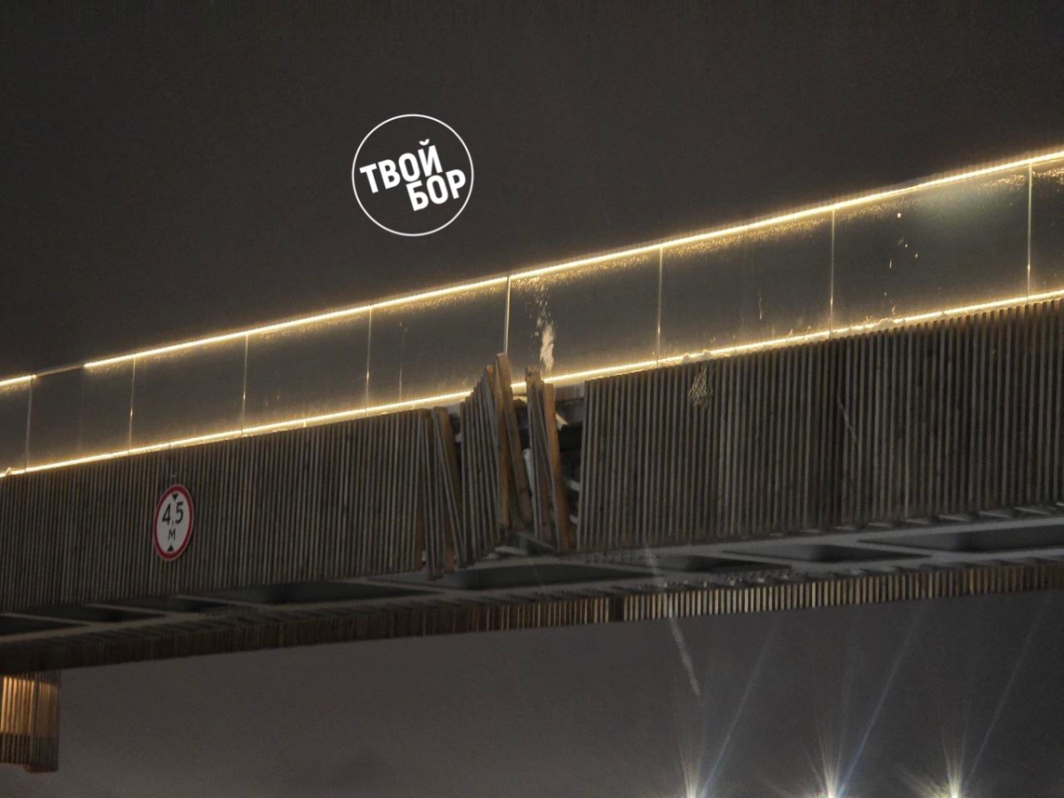 На Волгоречье грузовик сначала снёс светофор, а затем протаранил мост