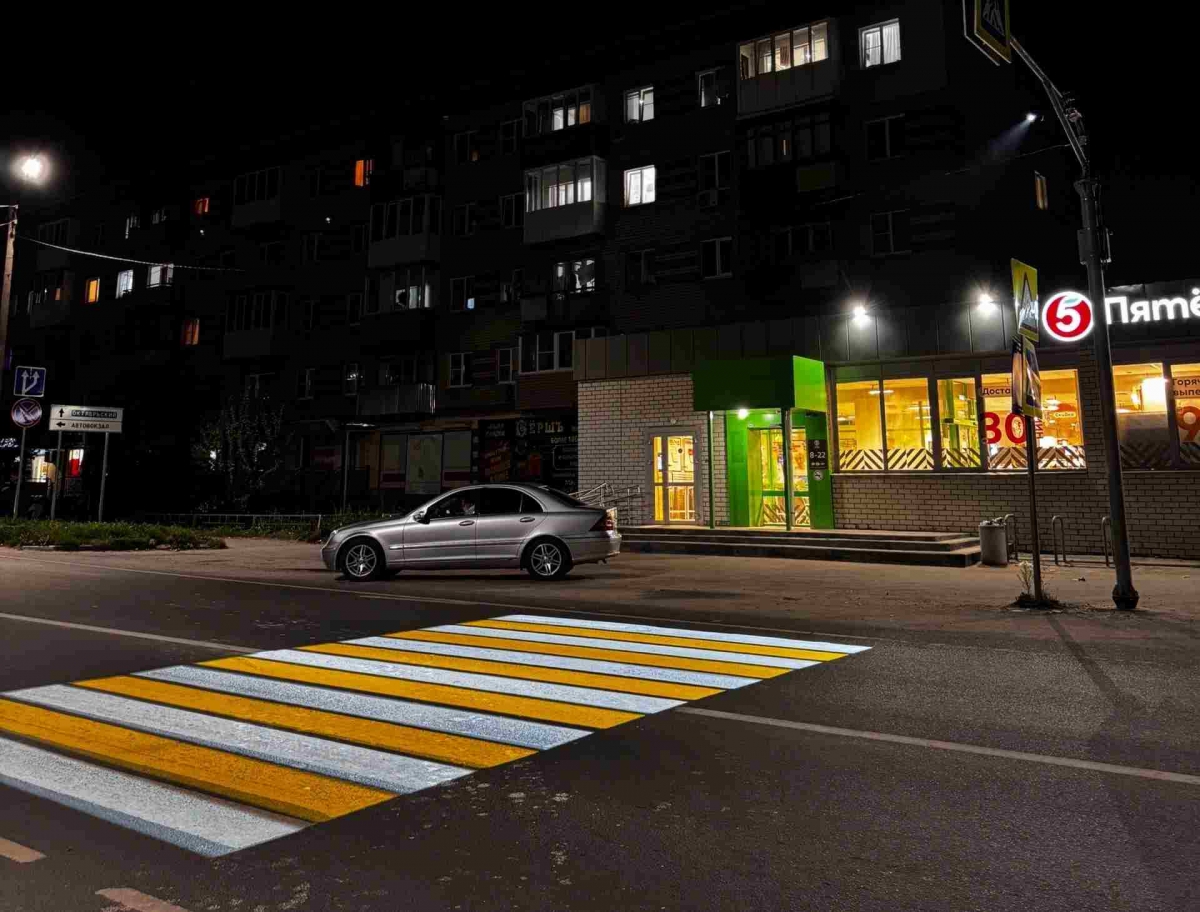 Власти прокомментировали установку проекционных пешеходных переходов в Бору