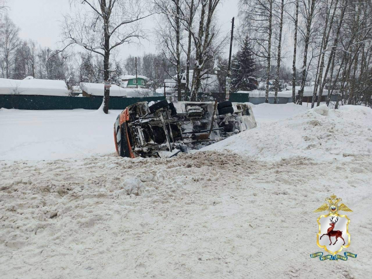Сотрудники ГАИ работают на месте ДТП с рейсовым автобусом