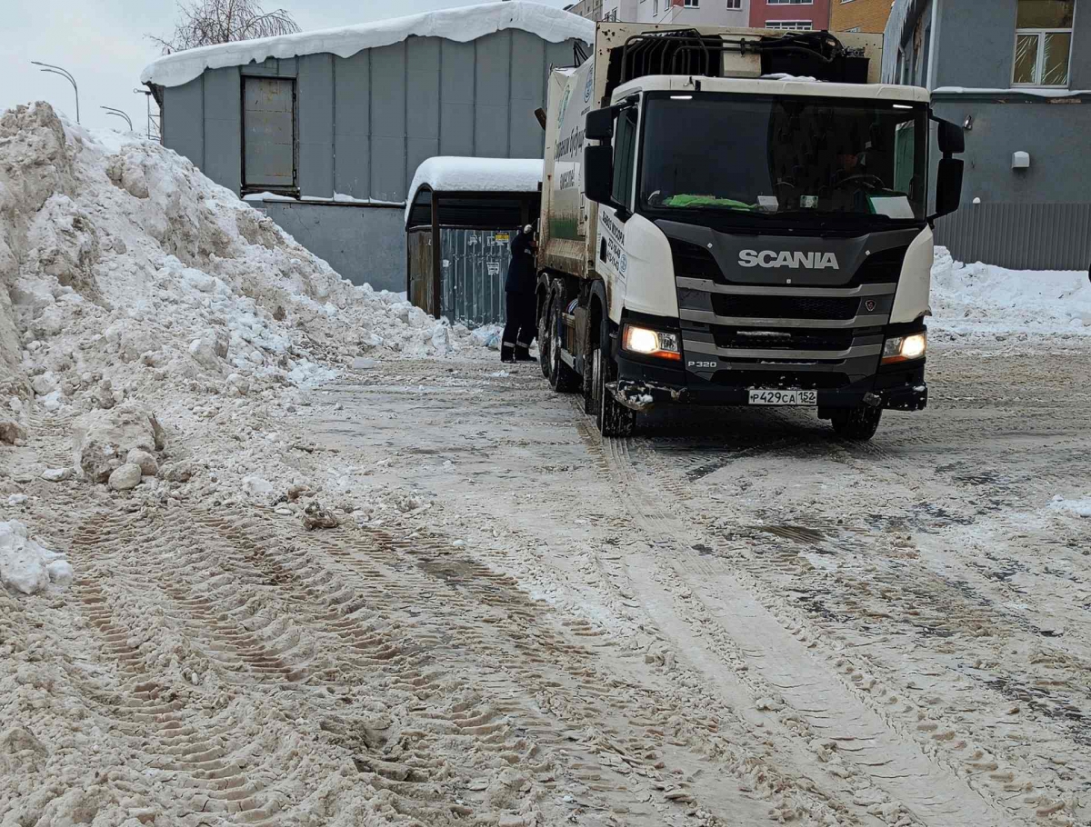 Сугробы опять могут стать препятствием к своевременному вывозу мусора