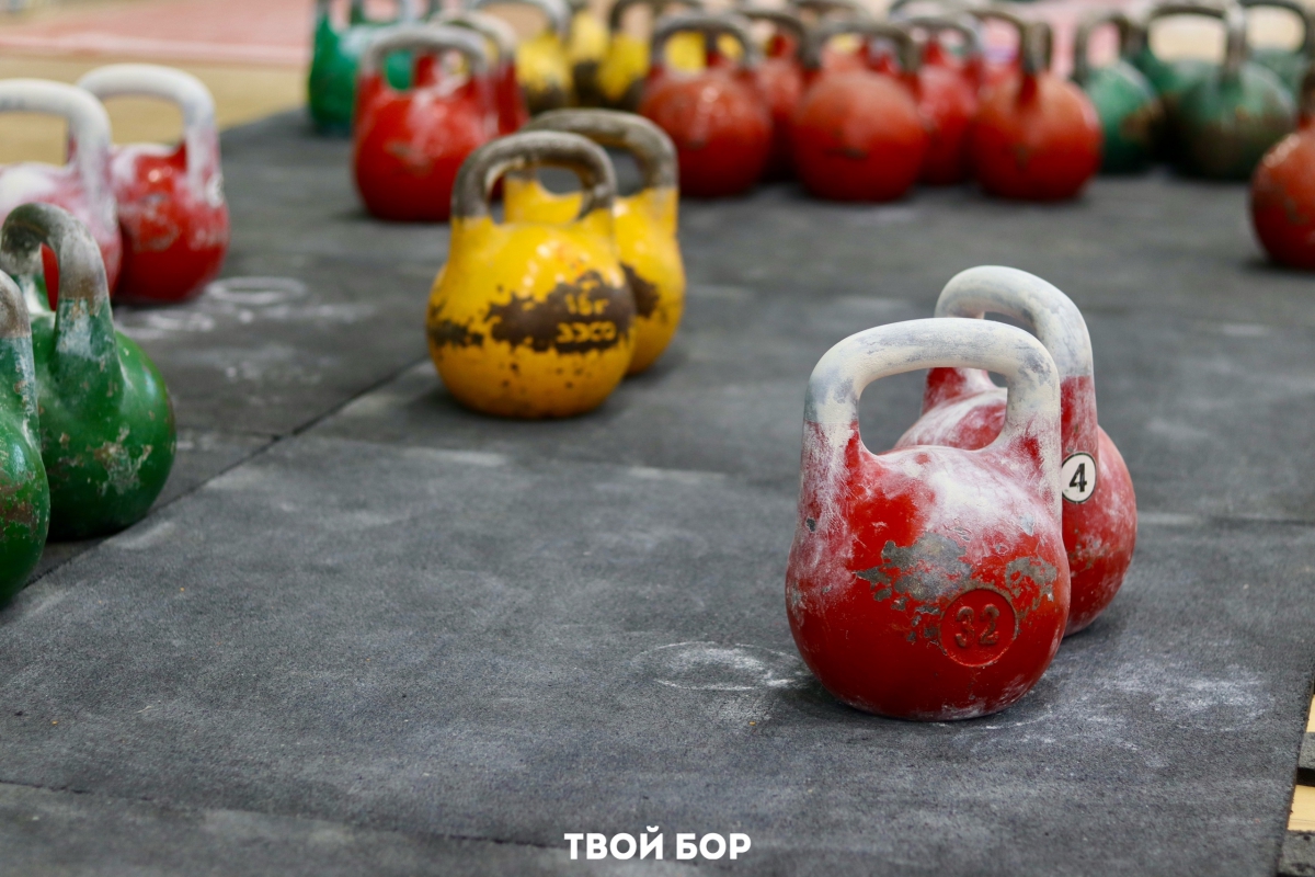 На Бору проходят соревнования по гиревому спорту