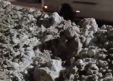 Бесстрашная женщина вооружилась лопатой и разгребла тропку на ул. М. Горького, заваленную при чистке дороги