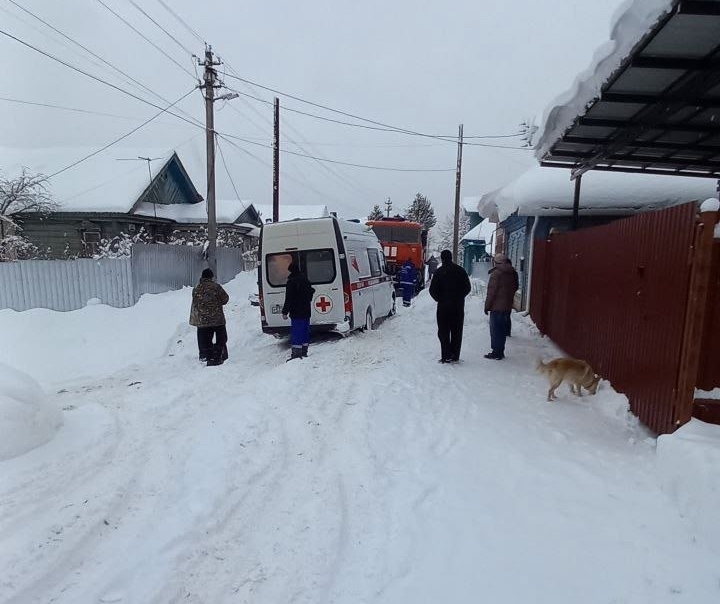 Как пожарные скорую на Бору спасали