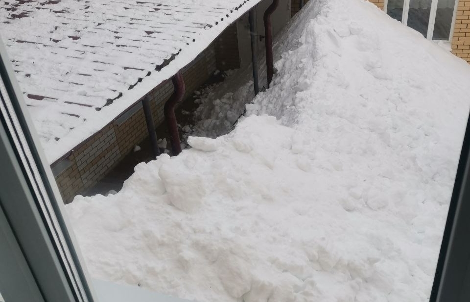 Вход в группу одного из борских садиков был "подзавален" снегом