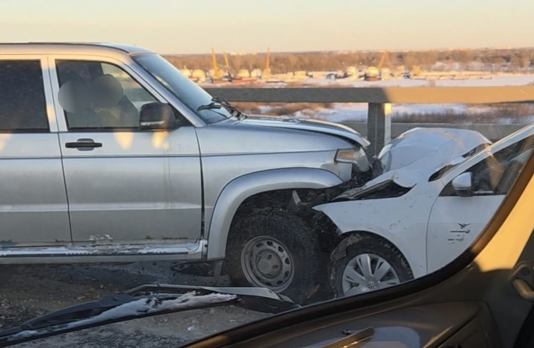 Автомобиль вылетел на встречку на Борском мосту