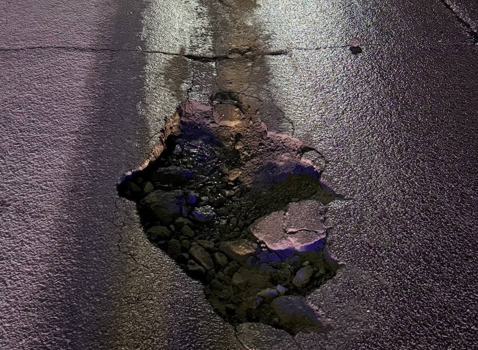 Борчане показывают и рассказывают, до чего довела их весна, а точнее ямы на дорогах