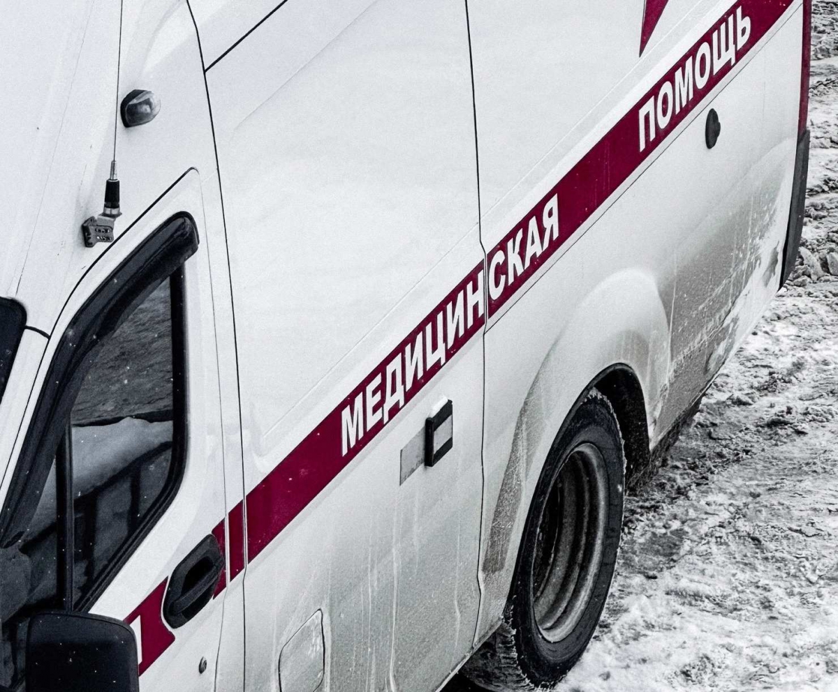 Медики ответили на претензии пациентов про ношение бахил при выходе скорой на дом