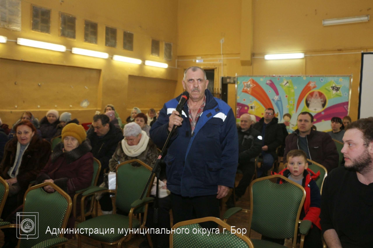 На Бору продолжают работу выездные приемные