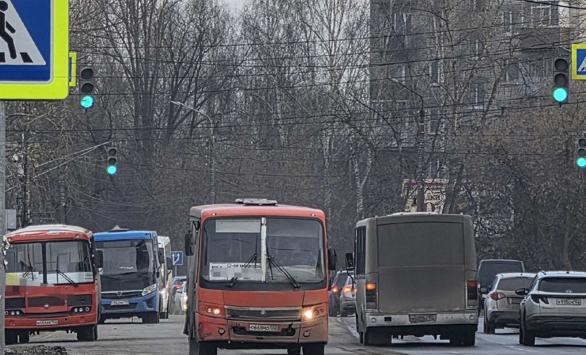 Напоминаем: в автобусах держитесь за поручни