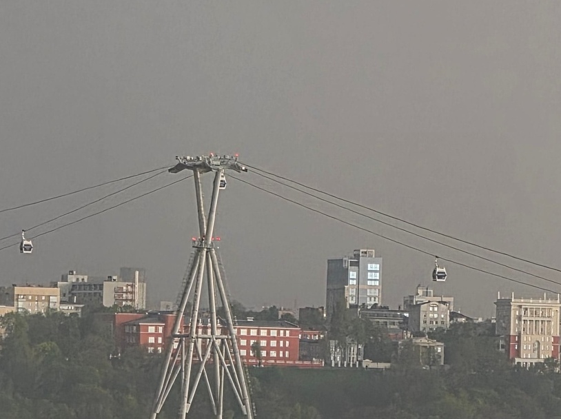 Парень залез на опору канатки, чтобы покурить