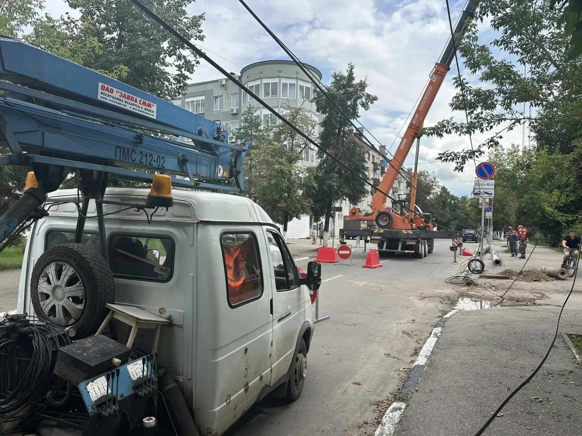 На улице Ленина завершены работы по установке нового столба взамен "павшему" во время урагана
