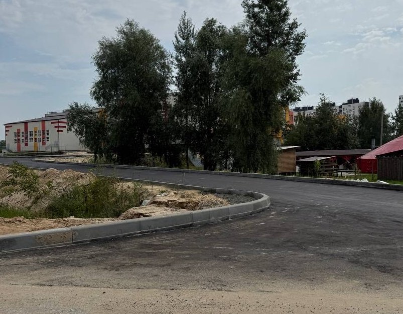 У новой школы на намыве появился новый асфальт
