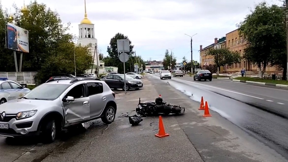 На Бору мотоциклист врезался в разворачивающийся автомобиль
