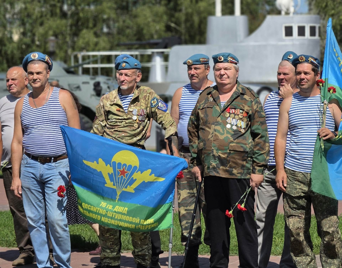 Расплескалась синева, десантники в центре Бора