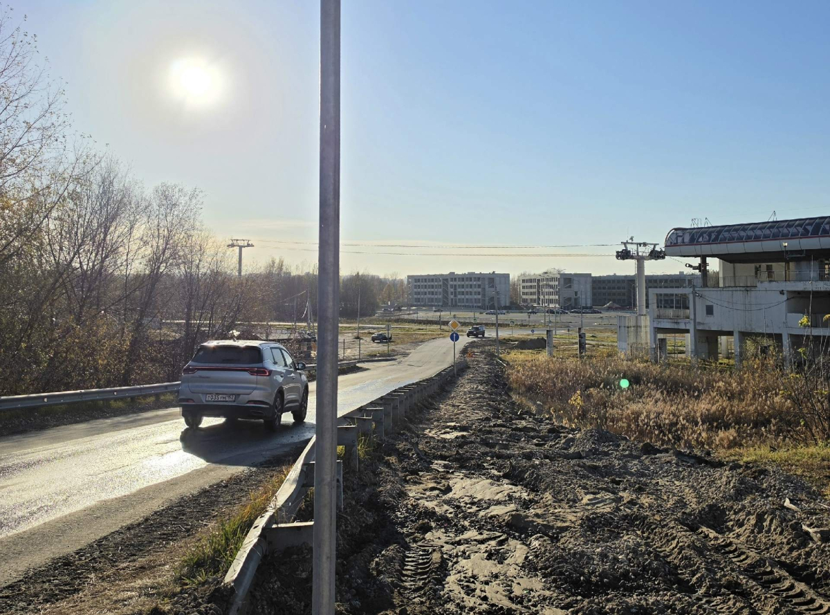 На спуске возле канатной дороги начали обустраивать тротуар