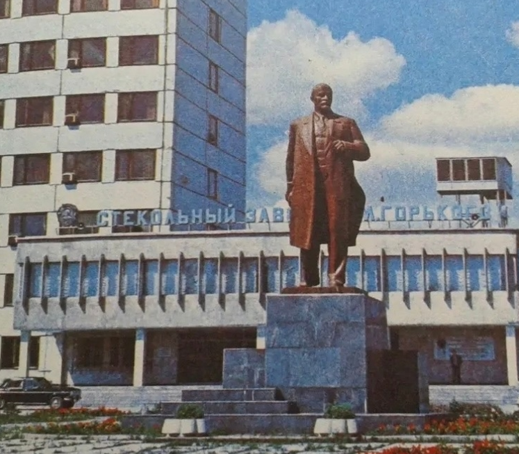 Кто создал памятник Ленину у проходной Борского стекольного завода?