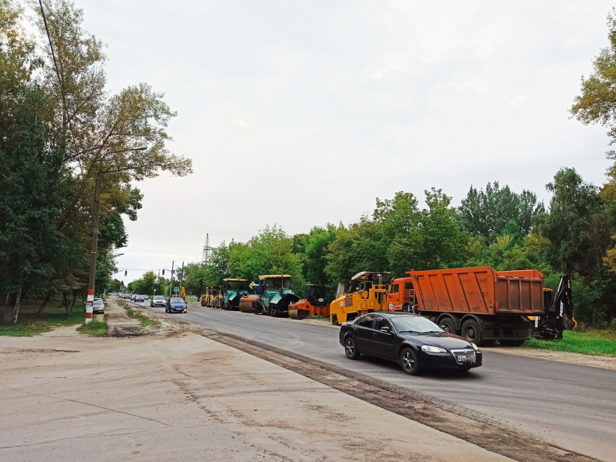 Второй слой асфальта начали укладывать на Стекольном