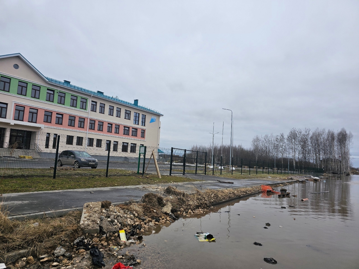 Борчанка пожаловалась на озеро около новой школы — новости города Бор