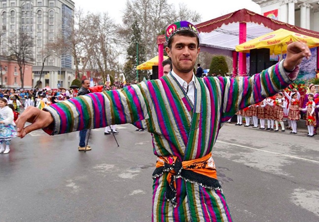 Иностранец нашел на Бору банковскую карту и пошел по магазинам