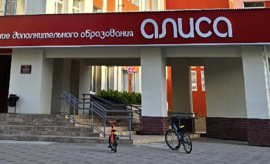 Новая брусчатка около "Алисы" задерживается