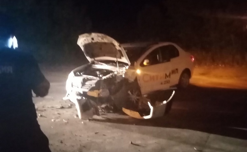 Невнимательный таксист стал причиной серьезного ДТП