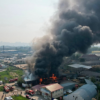 Крупный пожар на складе пиломатериалов в центре Бора 4