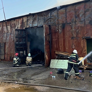 Крупный пожар уничтожил ангар с пиломатериалами на Бору 2
