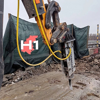 На Борском мосту водителю прилетел кусок бетона в лобовое стекло 1