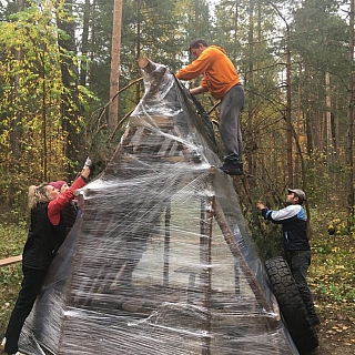 Борчане построили общественный шалаш в лесу 1