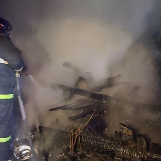 Ночью в Рекшино сгорел дачный домик 2