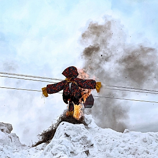 14 марта сожгли чучело Масленицы и Коронавируса под Канатной дорогой 2
