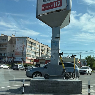 Подписчики поделились фотографиями уникальных парковок кикшеринговых самокатов на Бору 2