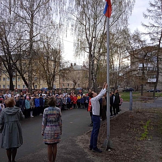 Утро в борских школах началось с поднятия флага и исполнения гимна 2