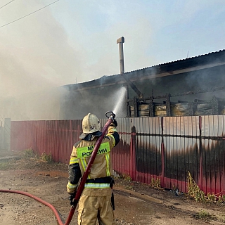 Крупный пожар уничтожил ангар с пиломатериалами на Бору 1