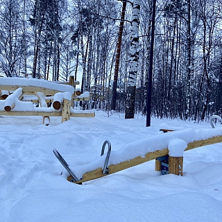 Недалеко от садика "Дельфинчик" появились новые элементы на детской площадке 3