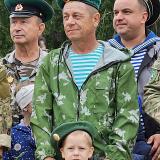 Борские пограничники отметили свой праздник, собравшись на торжественное построение 9