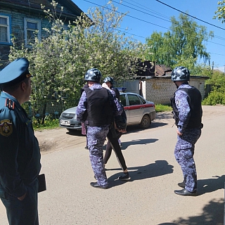 В некоторые борские школы пришли люди с автоматами 1