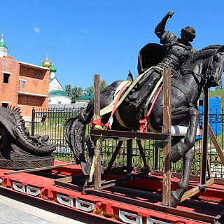 Сегодня утром на Бор была доставлена скульптура Георгия Победоносца 2