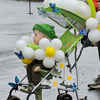 Чебурашка, циркачи и танки прошли по улицам Бора 2