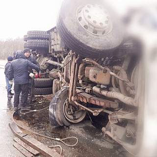 Большегруз опрокинулся в результате ДТП на Бору 3