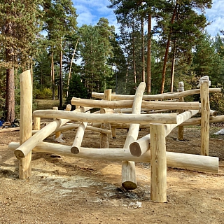 На Моховых началась установка новой игровой площадки 3