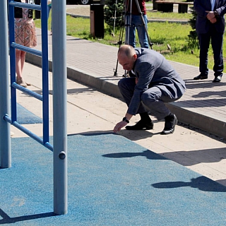 Глава города проверил качество нового покрытия на Мухинском озере 2