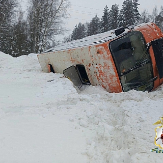 Сотрудники ГАИ работают на месте ДТП с рейсовым автобусом 1