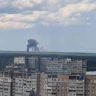 Личный жилой дом горит в деревне Неклюдово 2