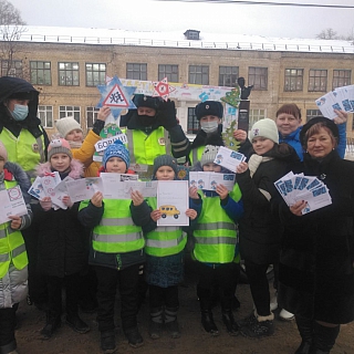 Письма водителям раздают учащиеся школ на Бору 3