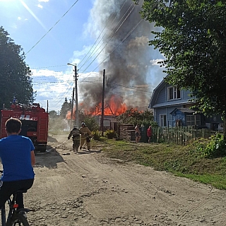 Личный жилой дом горит в деревне Неклюдово 1