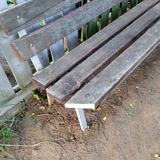 Борчанка "похвалилась" новой скамейкой 3